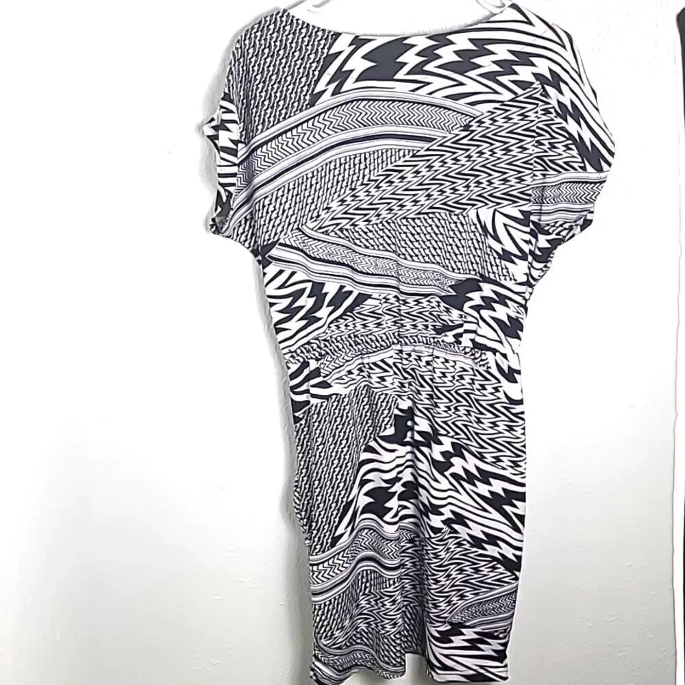 Dots Black & White Aysemetrical Print Dress with Pockets in Front, Size Medium